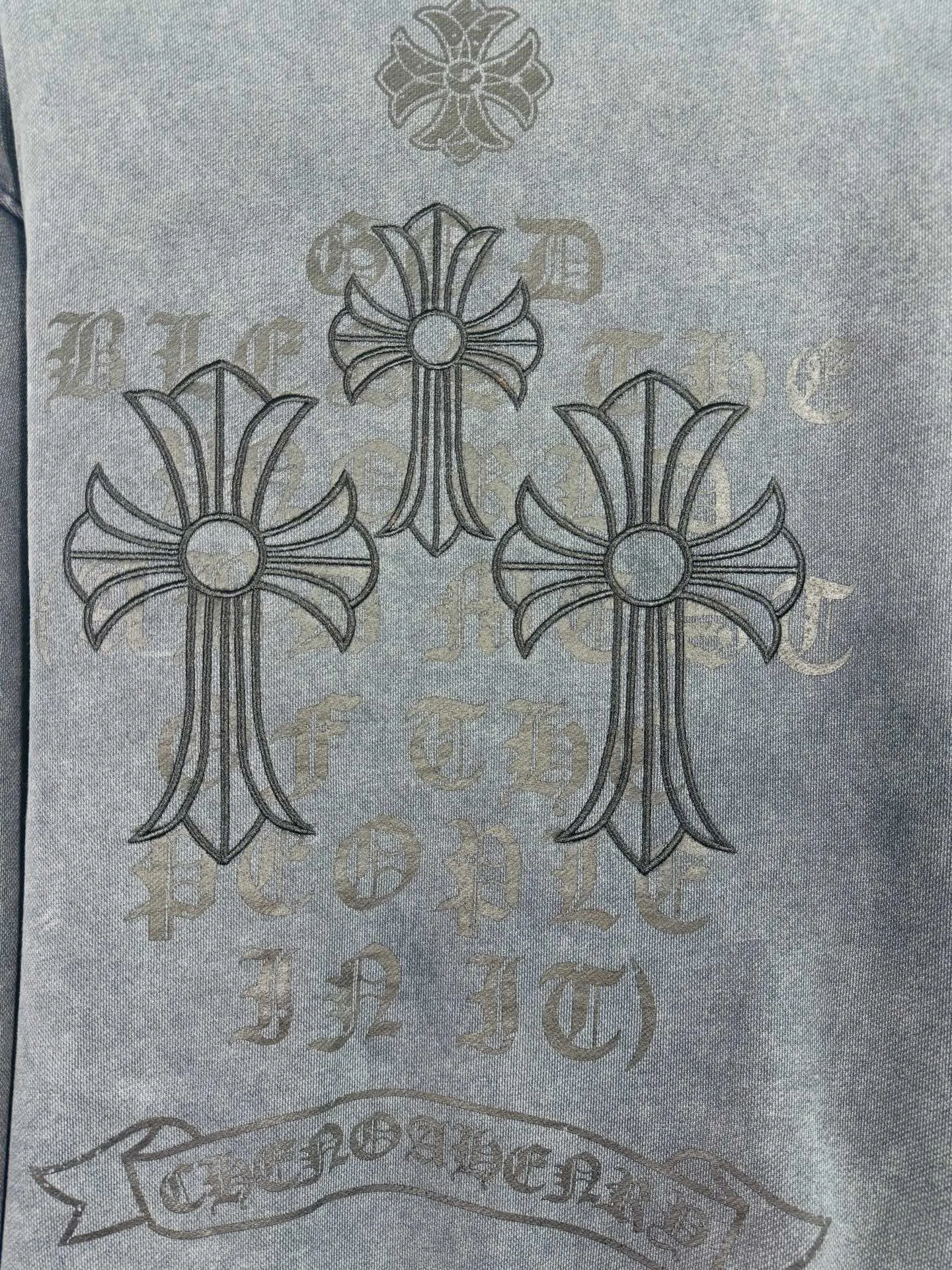 P270 top version, real shot without P, ​​different from market currency) 𝗖𝗵𝗿𝗼𝗺𝗲 𝗛𝗲𝗮𝗿𝘁𝘀/Cro Heart 2025 washed patch embroidery autumn and winter new original single counter American laser burnt 3D three-dimensional color embroidered couple casual sweatshirt 👑The highest version! Customized fabric 430g tripe terry fabric! American acid-washed and distressed original fabric, laser burnt pattern, exquisite embroidery of letters! The best-selling model in the counter, very comfortable to wear. Accessories: original molded and authenticated collar label➕100% silk wash label. Genuine purchase-grade original hangtag➕matching hanging rope➕3D hanging beads➕original packaging bag. Craftsmanship: The original version has consistent wiring! The highest version of the armhole matching technique! Color: Gray Black Size: S M L XL Style No.: 9336